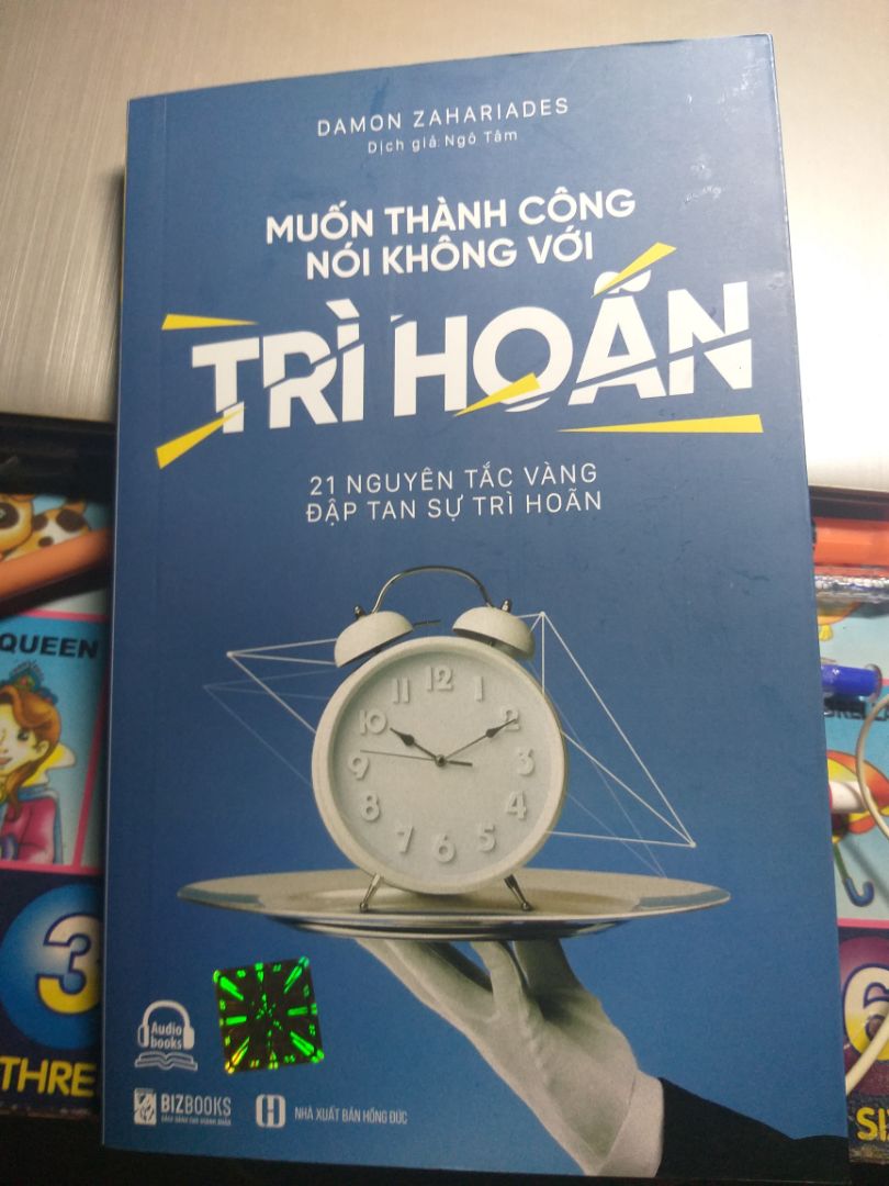 Nhìn chung, trình bày bìa và format khá nhã nhặn, tạo cảm giác thoải mái cho người đọc. Tác giả cho thấy được 1 số nguyên nhân gây TRÌ HOÃN và 1 số mẹo khắc phục khá hay. Có điều, tác giả viết khá dài dòng, ít truyền cảm hứng, dịch giả dịch 1 số chỗ hơi có vấn đề, vd: "Trì hoãn là việc trì hoãn hành động..." 0_0
Nói chung vì chất lượng giao hàng của Tiki nên khuyến khích cho 4*