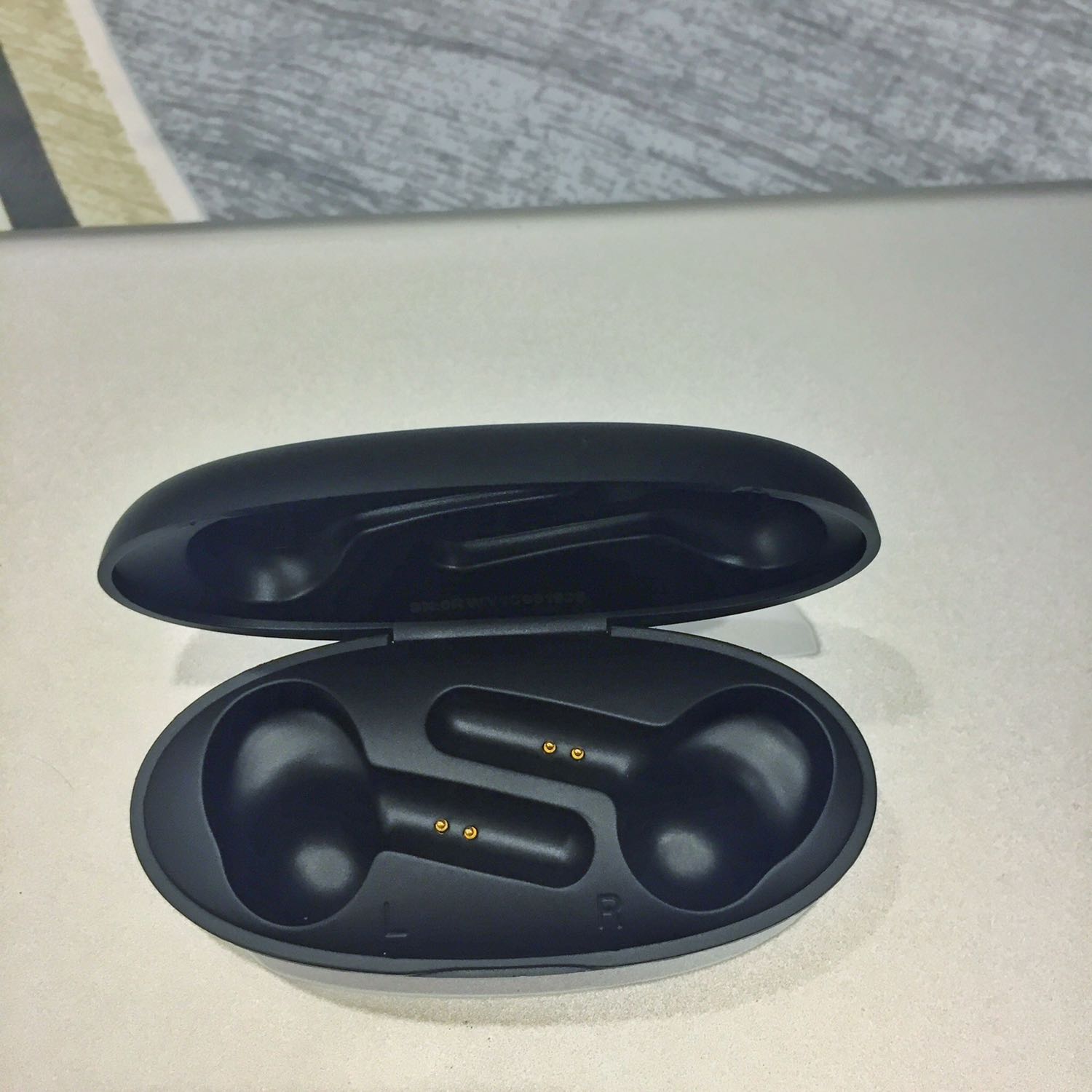 Hộp khá ọp ẹp. Khó mở bằng 1 tay.

Tai nghe bám tai, không lo sợ bị rớt khi chạy nhảy.

Âm thanh có bass nhẹ, chống ồn khá.

Khả năng kết nối không xịn sò như airpods :v

Tóm lại là một tai nghe không dây với các chức năng cơ bản nhất.