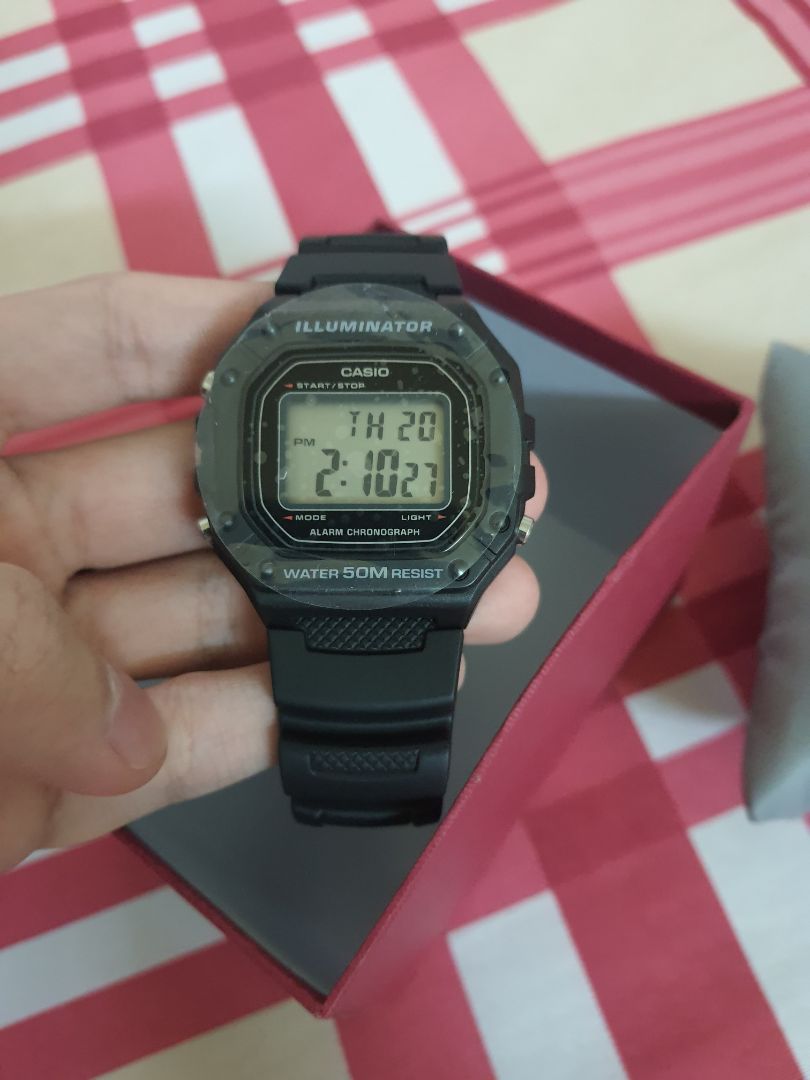 TGDĐ giao hàng nhanh, mình đặt 10h thì 1h trưa có rồi. Nhân viên chăm sóc kĩ, hàng mới và đẹp lắm. Đồng hồ đeo tốt, trẻ trung, đèn sáng rõ hiện đèn full màn hình. Dùng tốt.