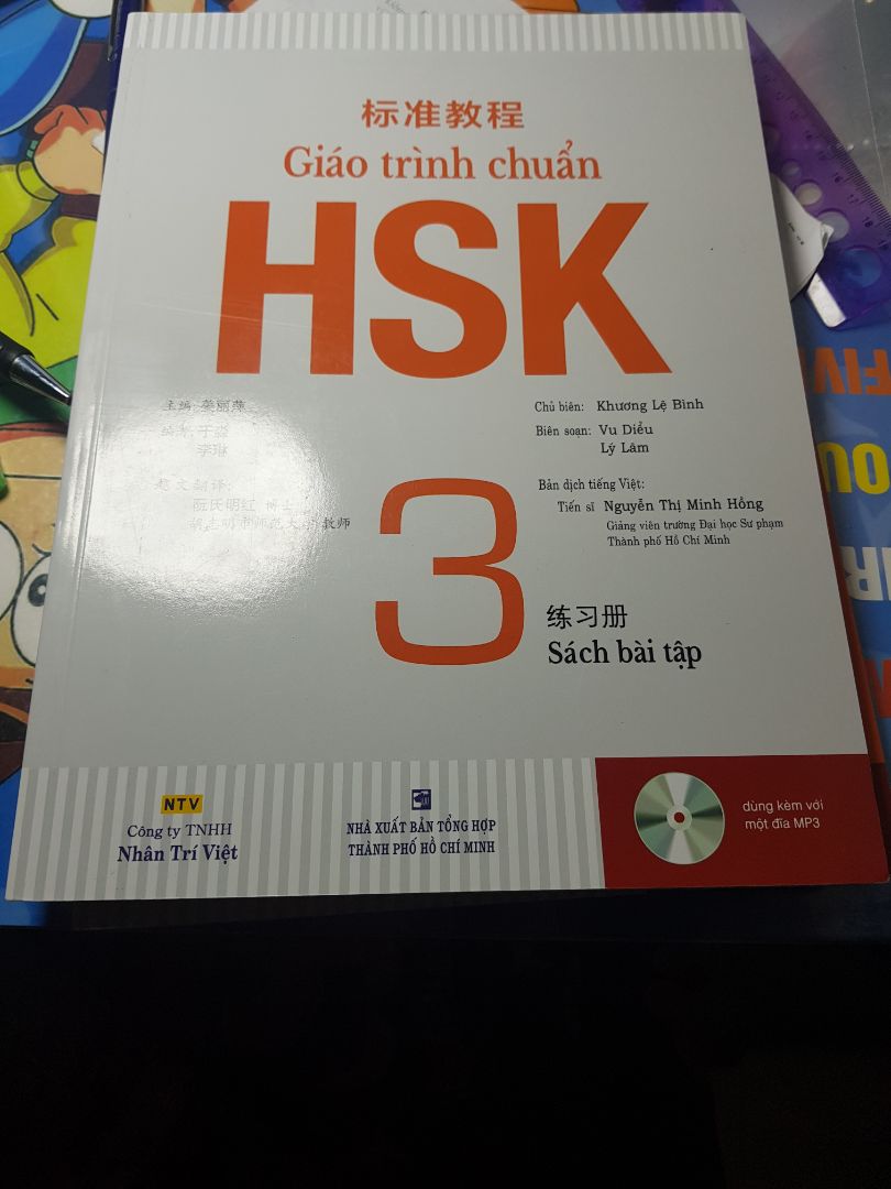 sách bài tập bìa cứng, bên trong màu trắng đen, nếu được in màu thì đẹp hơn , dễ xem hơn.bên vận chuyển lâu quá, mình đặt một lượt với shop kia mà hôm trước hôm sau nhận, còn shop này 4 5 ngày mới nhận đc. sách bài tập bìa cứng, bên trong màu trắng đen, nếu được in màu thì đẹp hơn , dễ xem hơn.bên vận chuyển lâu quá, mình đặt một lượt với shop kia mà hôm trước hôm sau nhận, còn shop này 4 5 ngày mới nhận đc.