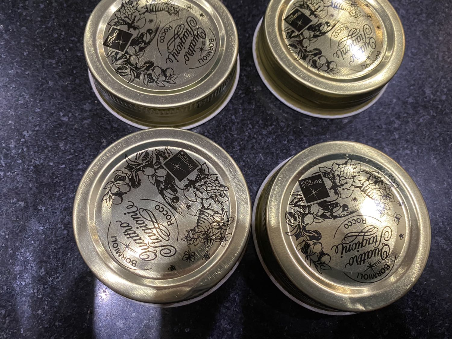 Tôi rất thích, đóng gói cẩn thận, giao hàng rất nhanh (trong vòng 3h. Có hai nắp lọ hơi bị lõm nhưng vì tôi dùng nên cũng ok. Tôi dùng làm sữa chua thì nó hơi cao so với nồi ủ của tôi (ko đậy nắp nồi đc). Lọ đúng 400 mL.