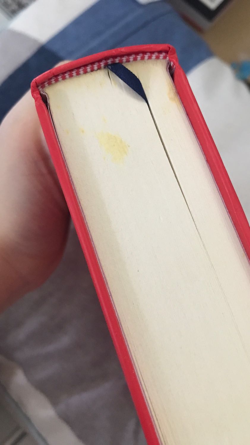 Sách cũ, có lấm tấm vàng vàng. Giấy hơi mỏng và màu vàng