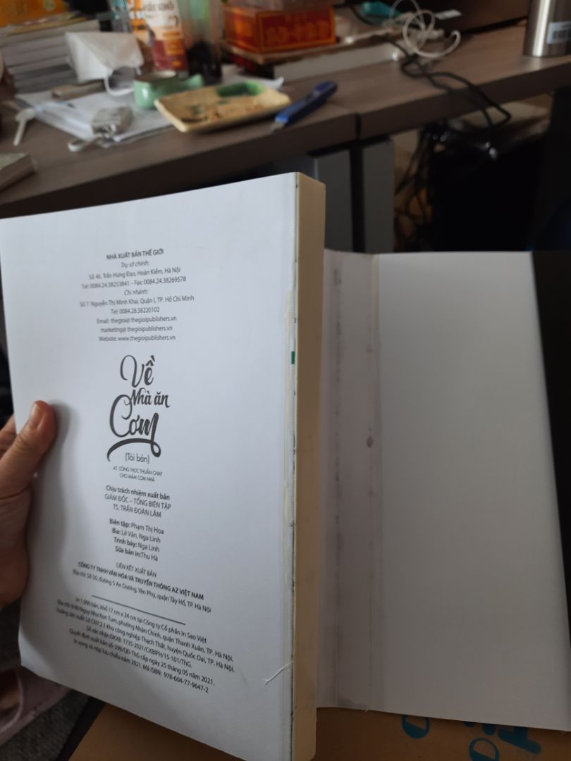 Mới nhận được hàng, mua để tặng bạn mà sách mới mở ra đã như vậy, thất vọng kinh khủng >.