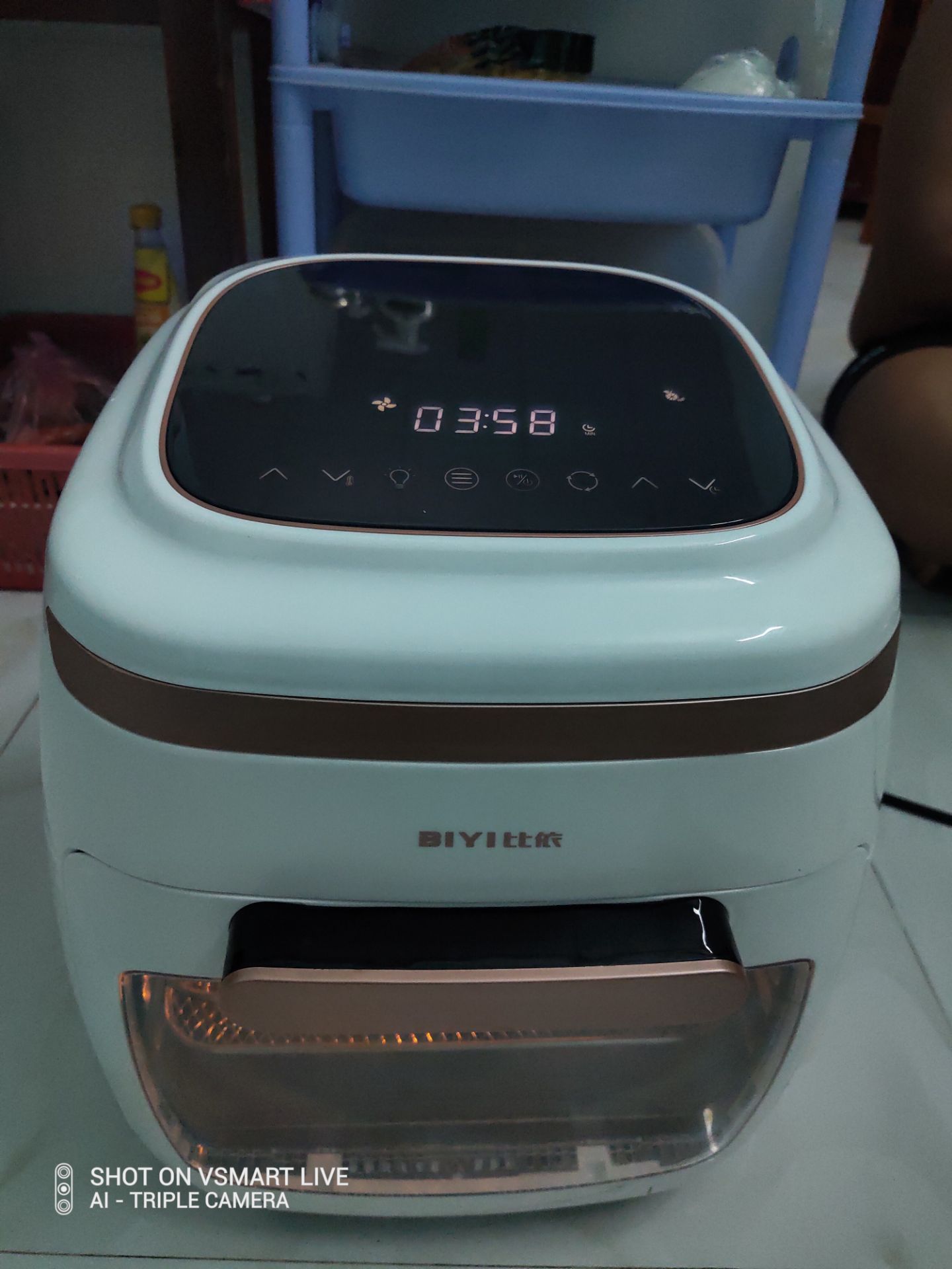 Nồi đẹp xịn xò, mình mua lúc giảm giá nên giá thấp mà lại tốt. Chỉ có quyển hướng dẫn sử dụng và hướng dẫn nấu ăn toàn tiếng Hồng Kông không có tiếng việt nên phải mày mò trên mạng coi cách sử dụng. Chấu nồi là loại 3 chấu nên cần có phích cắm 3 chấu. Mình đang cắt vài lát chanh để khử mùi cho nồi, chuẩn bị làm món gà nướng.