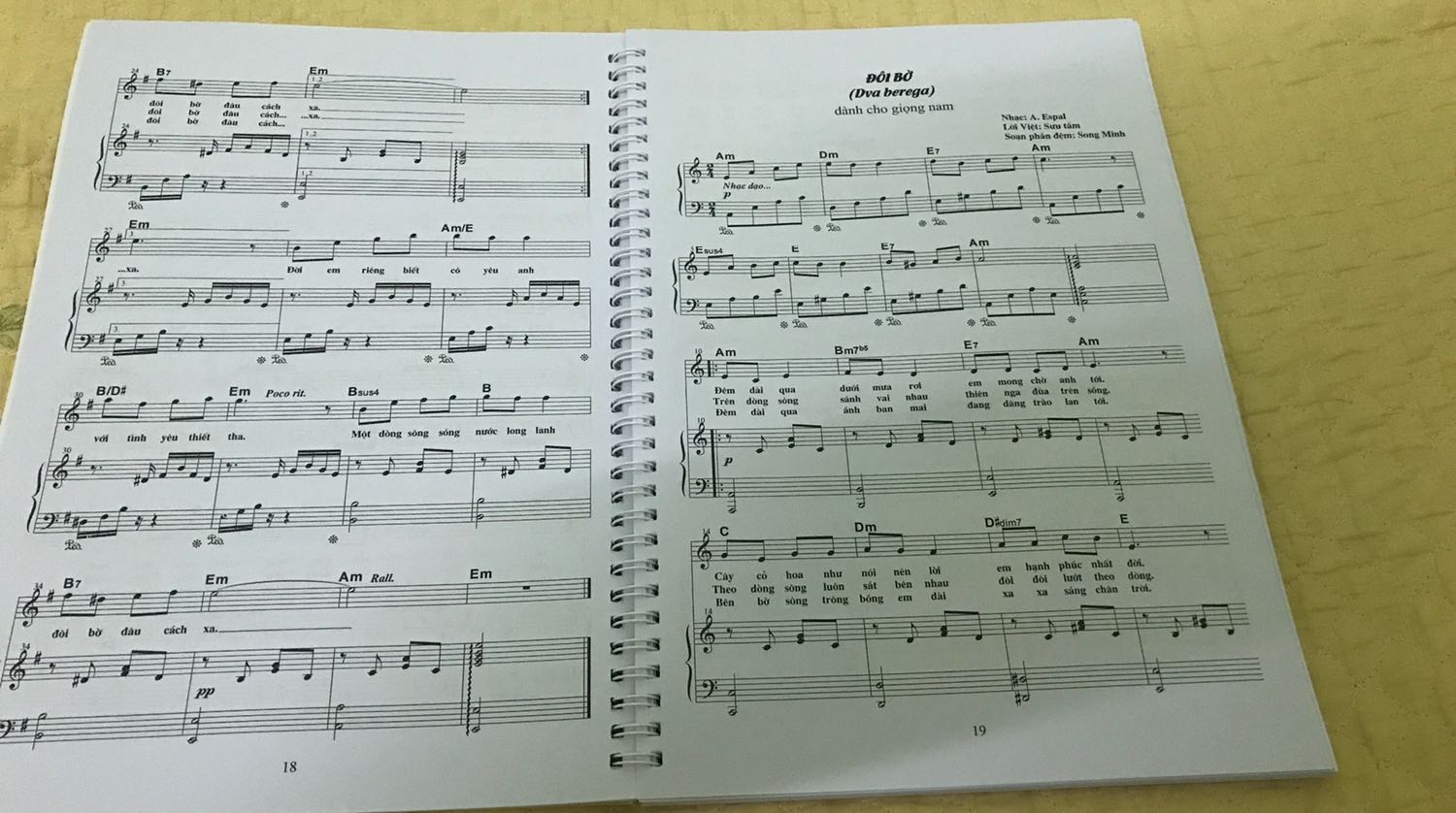 Do với giá tiền thì vẻ ngoài chưa hoàn thiện kỹ lắm. Còn nội dung và màu sắc thì ok