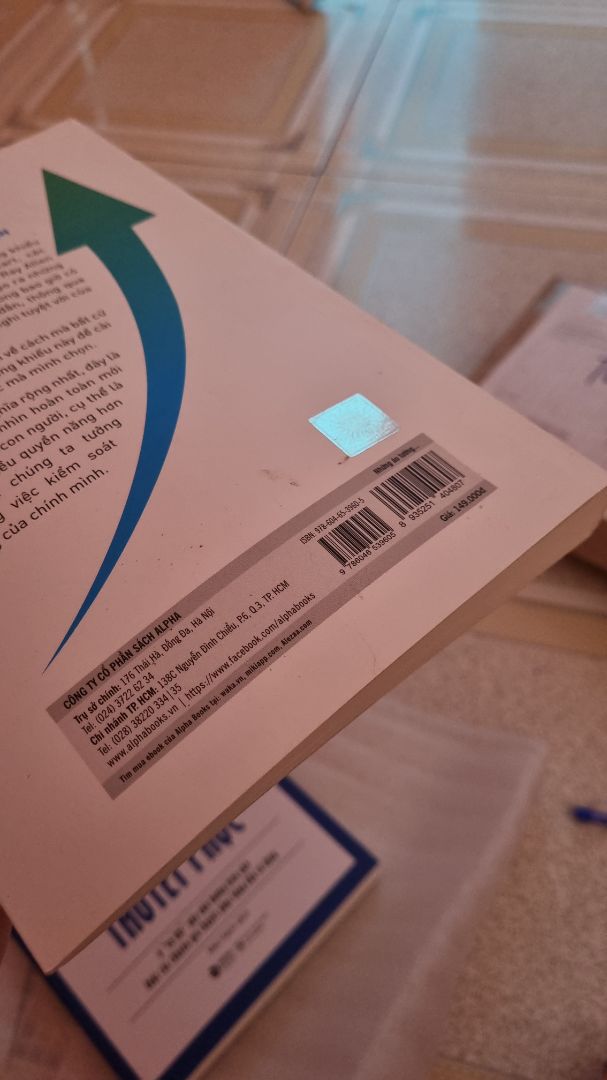 bìa sách dơ quá, chụp thì không thấy nhưng ở ngoài dơ nhiều lắm. Góc sách còn như này, khó chịu ghê