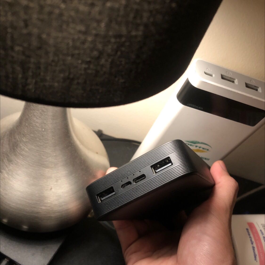 Hàng xiaomi thì chất lượng ok rồi. Pin này thì kích thước hơi to và nặng, bù lại thi dung lượng lớn có thể sạc được nhiều lần không sợ hết. Tiện dụng cho việc di chuyển nhiều ngày, cổng sạc thì vừa có cổng micro usb vừa có cổng C , phía sau thông tin pin rõ ràng cụ thể, sản phẩm thiết kế sắc nét chất lượng. Trong lúc sạc thì có hơi nóng nhưng không đáng kể. Rất hài lòng