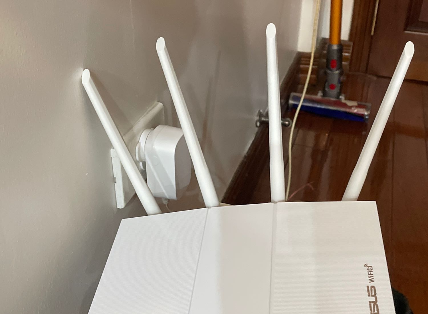 Mua cùng wifi 6 Ax55, mặc dù là tray nhưng dùng rất tốt. Có hơi trục trặc software. Lưu ý nên, bật máy rồi cắm không sẽ dính blue screen Mua cùng wifi 6 Ax55, mặc dù là tray nhưng dùng rất tốt. Có hơi trục trặc software. Lưu ý nên, bật máy rồi cắm không sẽ dính blue screen