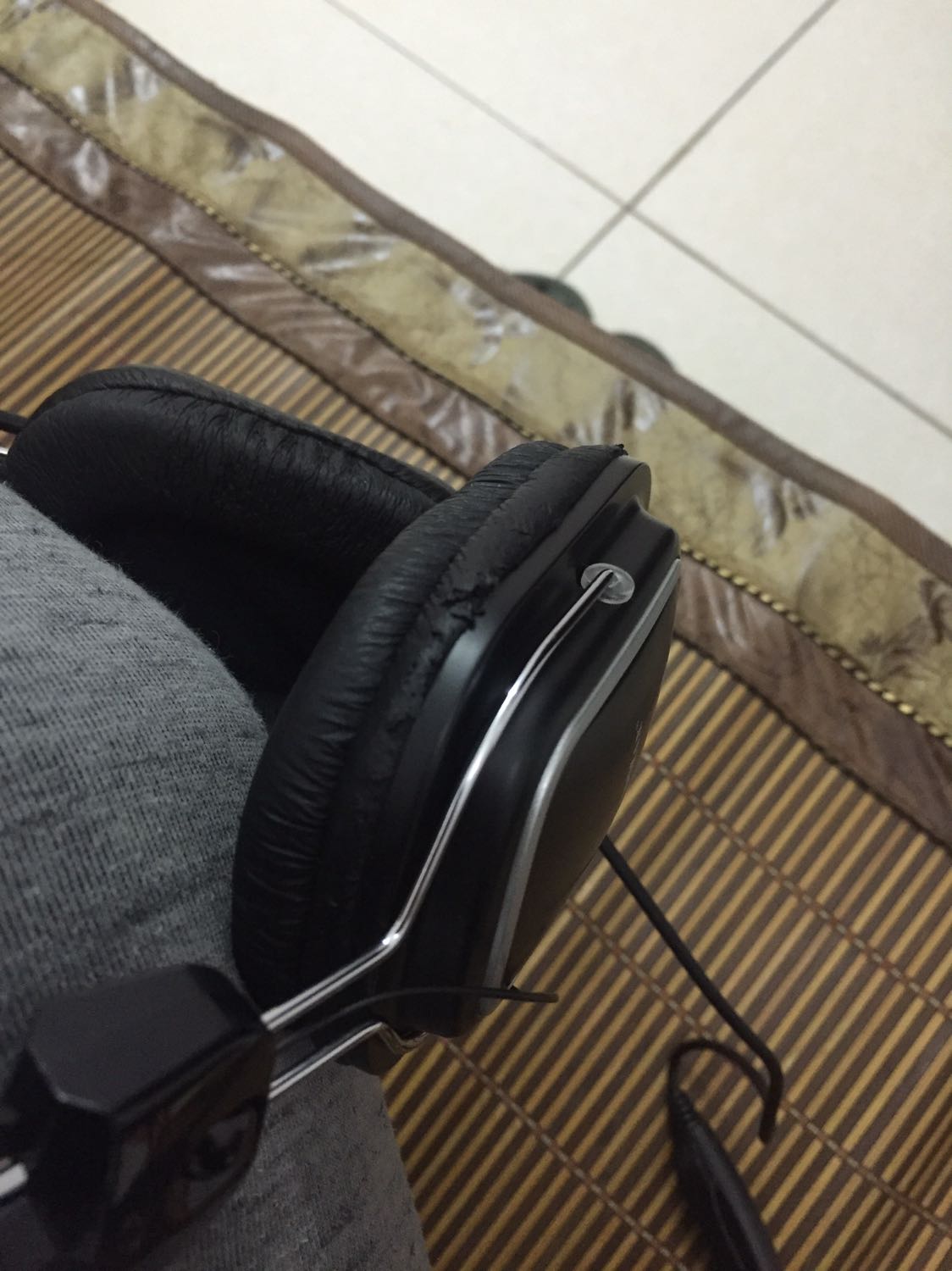 Giao hàng nhanh, đóng gói cẩn thận chuẩn tiki. Nhưng chất lượng sp quá kém. Dùng chưa được 1 tuần mà màng bọc loa đã rách nham nhở