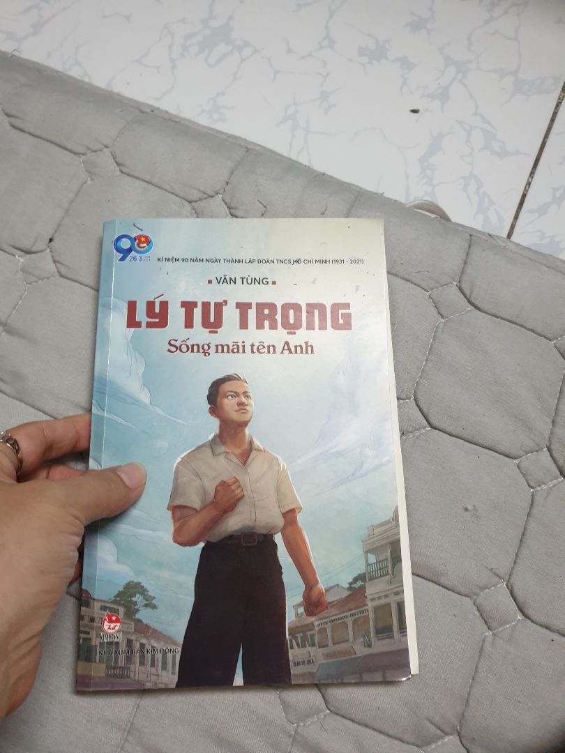 sách chất lượng ko ổn lắm, mới đọc đã rớt. mỏng. nội dung ok. đọc cho biết thêm về các anh hùng dân tộc ta.