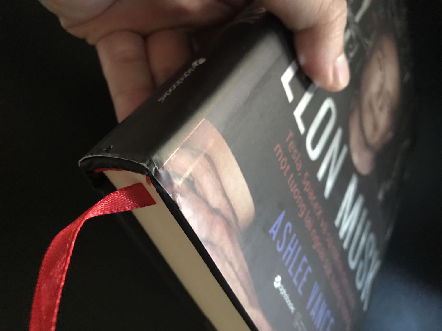 Không biết Tiki nhận được bao nhiêu đánh giá kém về việc đóng gói hàng và kiểm tra sản phẩm trước khi giao rồi nhờ? Hay đầu óc các bạn có vấn đề?
Phản hồi xong lại lôi cái câu ghi sẵn ra để trả lời khác hàng ? Làm người chứ không phải là robot nên đừng có nghĩ là cứ trả lời cho có cho xong việc là được. ĐỪNG CÓ THIẾU Ý THỨC, VÔ TRÁCH NHIỆM, ẨU TẢ TRONG KHÂU ĐÓNG GÓI NỮA! Hông lẽ giờ chửi thề trời, đây là tình trạng sách sau khi lấy ra mình và đã lau chùi vệ sinh, chứ trước đó nó còn bẩn còn dơ còn móp méo góc hơn rất nhiều. Tính không ghi phản hồi nhưng mà Tiki các bạn TỆ quá TỆ! Ai đứng đầu cái khâu đóng gói hàng với kiểm tra chất lượng sản phẩm đâu? Bước ra đây mà nói chuyện dùm đi, chứ cứ để mấy bạn nhân viên hỗ trợ ghi tới ghi lui mấy câu như cái máy thế kia ??? KHÔNG THẤY NHỤC À?