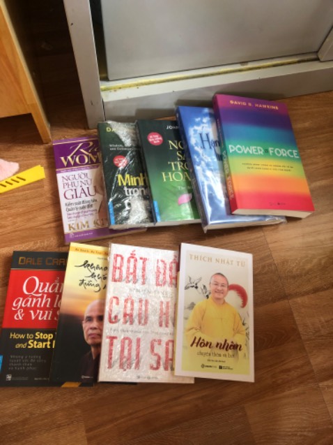 Sách được bọc nilông cẩn thận giao hàng rất nhanh trong vòng một ngày nội dung sách thì mình chưa đọc nên chưa thể nhận xét nhưng đã có rất nhiều YouTuber review Đánh giá với số điểm cao nên mình quyết định mua