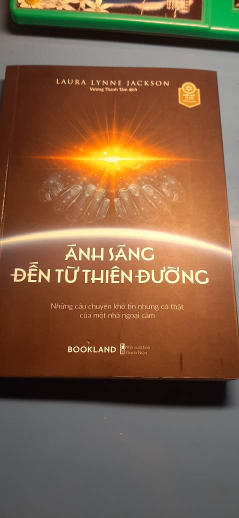 Một cuốn sách cực hay. Đây chính là cuốn The light between us của Laura. Một cuốn hồi ký về việc Laura đã khám phá ra năng lực ngoại cảm của mình như thế nào. Từ việc chấp nhận nó, chối bỏ nó rồi cuối cùng là chấp nhận hoàn toàn khả năng ngoại cảm để giúp đỡ mọi người chữa lành và mang tới ánh sáng cho rất nhiều cuộc đời u buồn. 

Khuyên mọi người nên đọc, đặc biệt là những ai đang trên hành trình thức tỉnh để nhận ra hình dáng thực sự của chính mình. Chúng ta là những linh hồn được gửi vào thân xác, một ngày nào đó tất cả chúng ta đều sẽ quay trở lại ngôi nhà ánh sáng tràn ngập tình yêu thương, đó mới chính là nơi tất cả mọi sinh mệnh trên vũ trụ này thuộc về. 

Điều duy nhất chúng ta cần làm là nhìn thế giới này từ một góc nhìn khác, những khác biệt nhỏ bé đó có thể thay đổi cuộc đời của chính bạn, thay đổi thế giới và làm rung chuyển cả vũ trụ. Điều đó giúp nâng cao tần số của trái đất và ánh sáng giữa chúng ta sẽ càng tỏa sáng hơn nữa