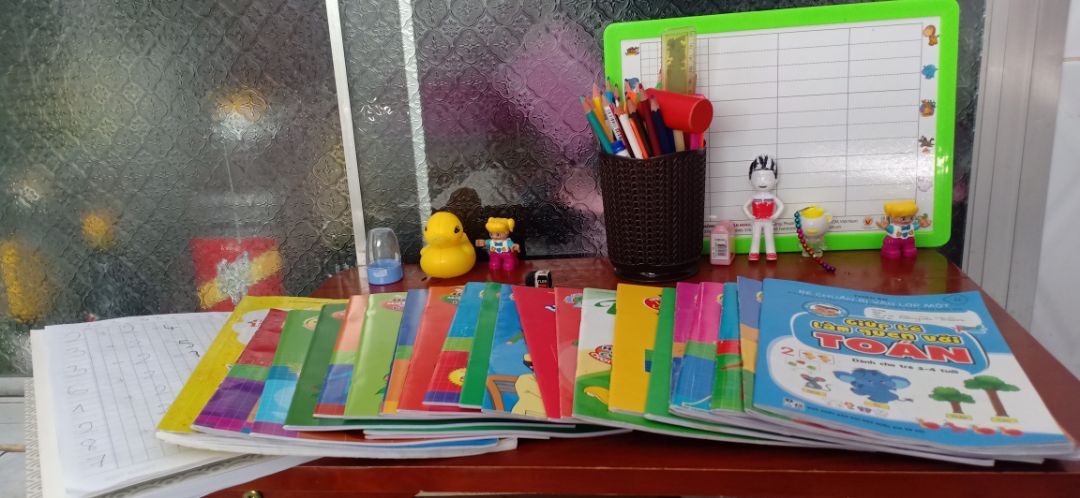 Sách này phù hợp với bé đã biết viết hơn. Vì viết mẫu có 1 chữ, còn lại giấy trắng. Mình để dành khi con đã biết viết thì mới cho con tập rèn. Giao hàng thì quá nhanh. cảm ơn