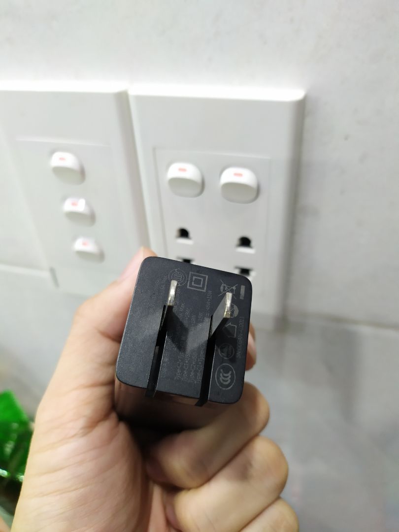 Shop ship ok, đúng thời gian cam kết.
Về sản phẩm thì sử dụng ok thời gian đầu, sau một tháng thì cổng TypeC 1 không hoạt động nữa, và chỉ cần cắm cục sạc vào ổ điện thôi là nó nóng muốn phỏng tay rồi. 
Cổng A và type C 2 vẫn hoạt động nhưng củ sạc quá nóng và chập chờn nên không dám xài luôn.
---
Shop đã bảo hành cho củ sạc của mình rồi nhé mọi người, Tiki đến tận nhà lấy và đổi mới cho luôn. Chu đáo lắm ạ