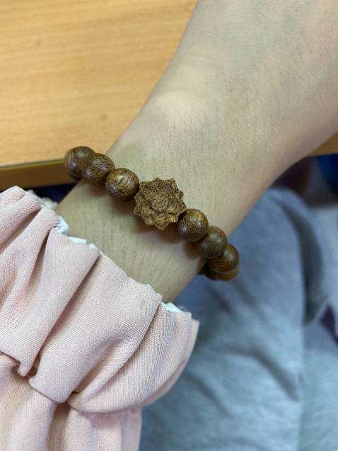 Có mùi thơm nhẹ. Shop đóng gói sản phẩm tốt. Các bạn nên mua nha