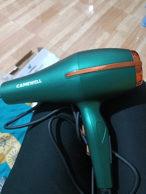 Máy rất đẹp, shop giao đúng màu mình đặt. Máy có nhiều chế độ sấy lắm nha, sức gió cực mạnh nên mình chỉ sấy lạnh. Được tặng 1 lược massage tẩy TBC khi gội đầu. Tuy ở Hà Nội ship vào Sài Gòn nhưng giao hàng khá nhanh. Điểm trừ là shop đóng gói ẩu quá, chỉ gói đúng 1 lớp chống sốc nên vỏ hộp móp méo hết cả may mà máy ko bị gì. Trừ 1*.