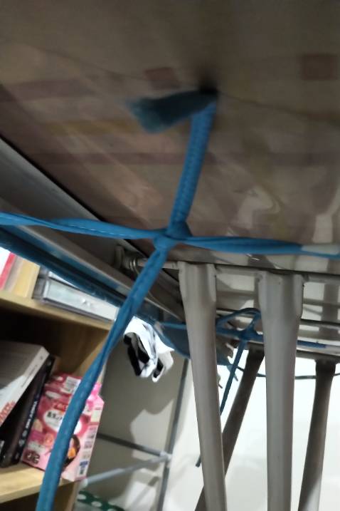 Chất mút mỏng, không dày, cột dây nên dễ điều chỉnh nhưng dây cứng nên không thể siết chặt