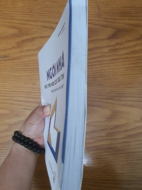 Không hài lòng tí nào! Sách giao cũ, như bị ướt qua, có vết dơ