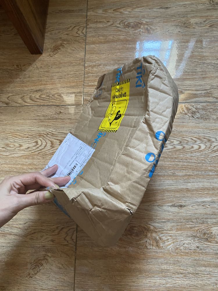 Mình đã mua hàng tại Mall của nhiều hãng, thậm chí của anessa trên sàn L nhưng chưa bao giờ có nơi nào có kiểu hàng nhận về tay quá đáng như này. Ko biết là lỗi do đóng goi hay do bên vận chuyển mà đến tay KH kiểu như vậy. KH bỏ tiền ra rước bực vào người