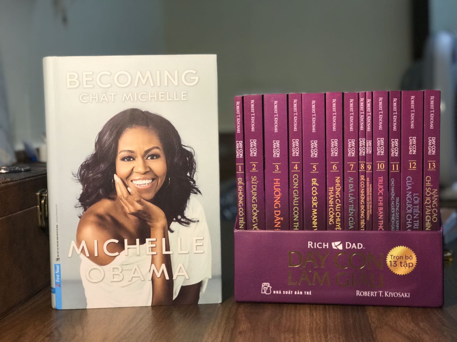 Sách mình chưa đọc nên chưa bàn đến nội dung.
Mình xin đánh giá về service của Tiki dạo gần đây:
Điểm tốt: Giao đúng hàng đúng số lượng, sách mới còn seal. Sách rẻ, mình còn mua đúng đợt mua đơn hàng tiki trading trên 360k đc tặng boxset dạy con làm giàu 13 quyển như ảnh. Rất là hời luôn.
Chê: Gói hàng sơ sài, sách chỉ được để trong hộp cartoon k bọc gì bên ngoài cả, lúc nhận hộp móp, rách, sách lòi ra cả ngoài, may mắn làm sao k bị móp, bẩn hay ướt sách :(, chỉ bị bụi chút thôi. Mình mua sách trên tiki 7 năm nay cách gói hàng của tiki vẫn vậy, hồi trước nhận hàng đến hộp cũng không móp là do hồi xưa hàng ít shipper nhẹ tay hơn, giờ nhiều hàng nên shipper hay quăng hàng, tiki mà k thay đổi cách gói thì sách rất dễ bị defect.
Tiki có thể thu thêm phí gói hàng, chứ gói sơ sài như vậy nên dạo gần đây mình cũng ít đặt sách tiki hơn :(