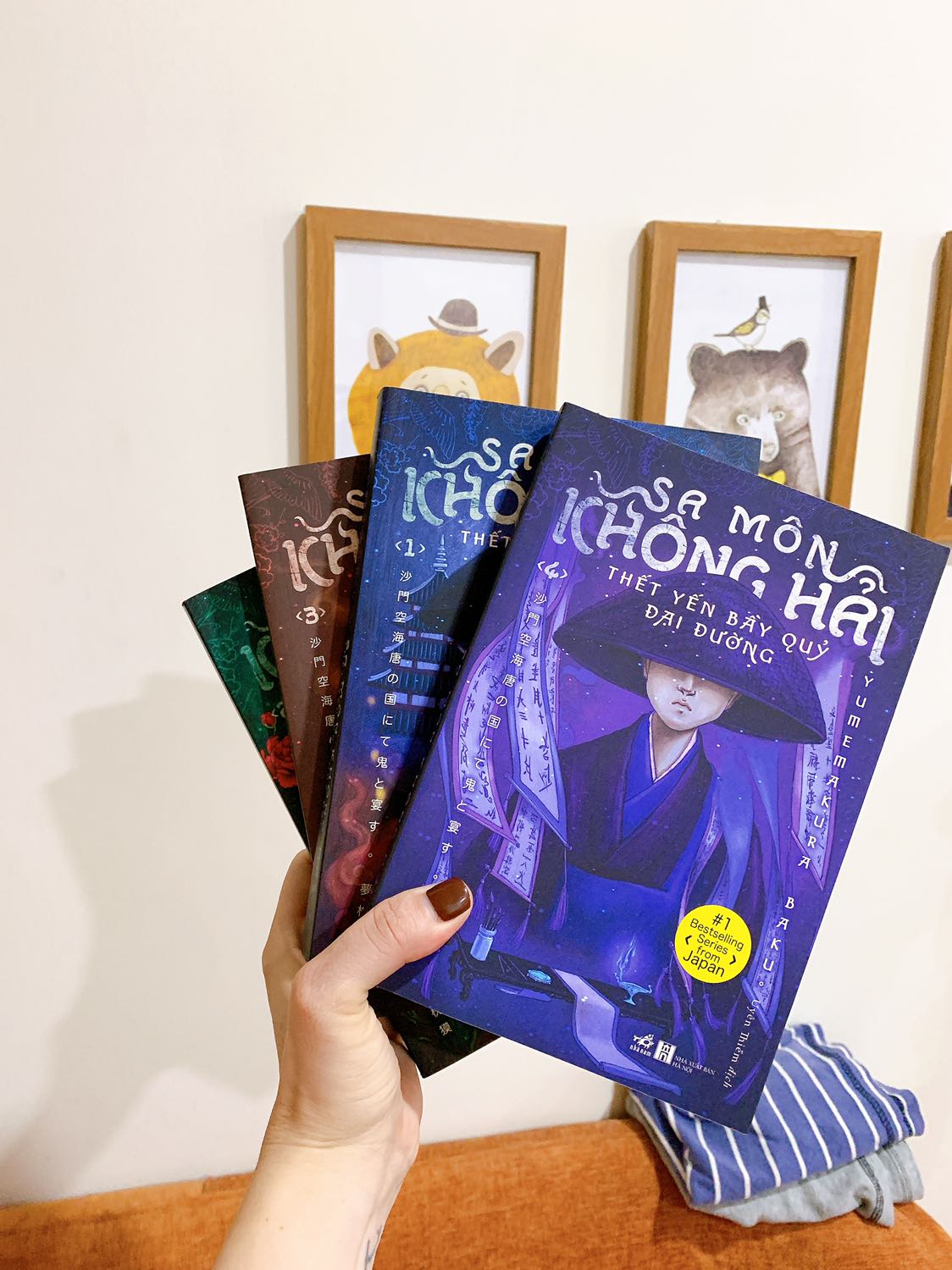 Truyện ko được bọc màng. Shop bọc 4 quyển trong 1 nilon bọc. Nhưng sách cũng khá ổn gây hơi bong xíu thôi. Nội dung truyện thì do mình mới đọc qua văn phong Nhật Bản thấy cũng không được như mong đợi. Đọc đến quyển 3 rồi mà thấy vấn đề cứ lây rây bình bình chưa có gì giật gân nổi bật kiểu phải đọc hết cho bằng được ấy.