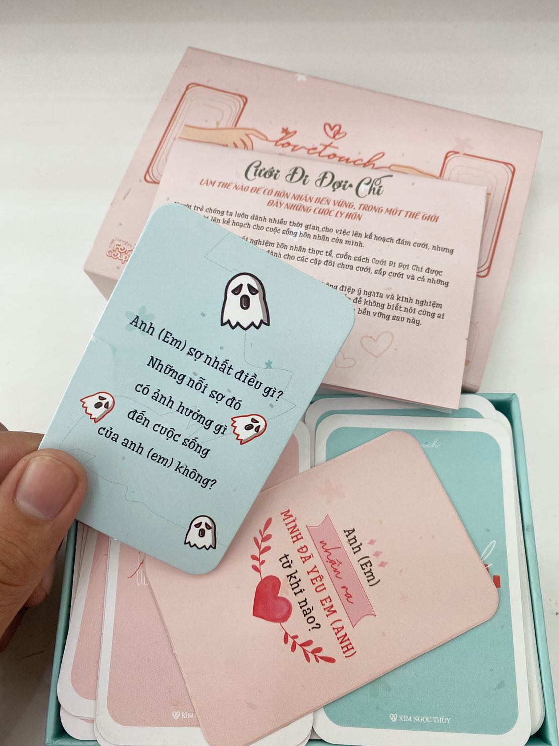 Mình là con trai nhưng mình cũng thích nội dung của bộ bài này lắm. Mình ấn tượng ở câu trên vỏ hộp nên đã quyết định mua để chơi cùng bạn gái. Những câu hỏi trong bộ bài này làm mình càng ngày càng hiểu thêm người yêu của mình.