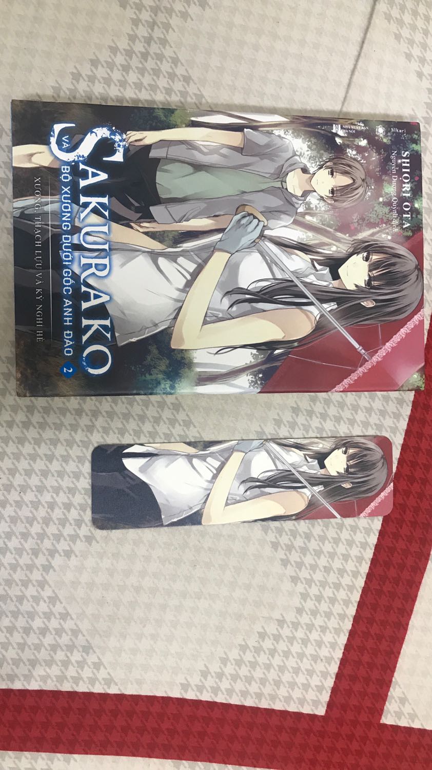 Sản phẩm hơi bị hỏng một chút ở gáy của sản phẩm do lỗi gói hàng nhưng sản phẩm vất rất tốt