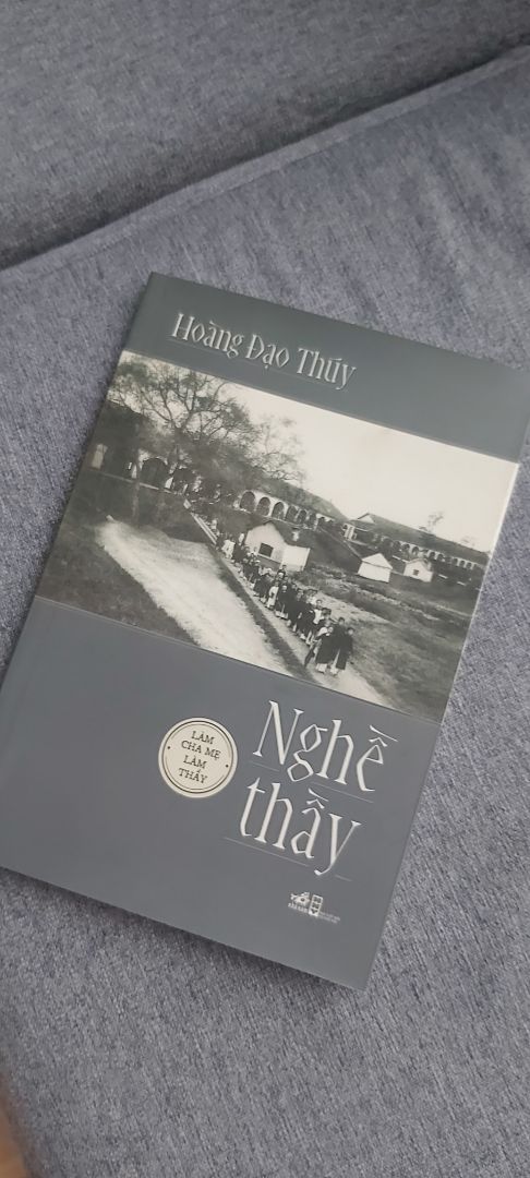 "Chúng ta mà muốn ,thì chúng ta có thể đổi hẳn tương lai nòi giống...Bước vào giáo giới chúng ta đã có mục đích:ko phải đi lm để kiếm ăn thôi,ko phải chỉ đi lm công.Chúng ta"làm thầy".Chuyện hay,ý nghĩa,viết đã lâu nhg ko hề lỗi thời,sách bọ kĩ ko một vết xước.Tuyệt vời😊 "Chúng ta mà muốn ,thì chúng ta có thể đổi hẳn tương lai nòi giống...Bước vào giáo giới chúng ta đã có mục đích:ko phải đi lm để kiếm ăn thôi,ko phải chỉ đi lm công.Chúng ta"làm thầy".Chuyện hay,ý nghĩa,viết đã lâu nhg ko hề lỗi thời,sách bọ kĩ ko một vết xước.Tuyệt vời😊