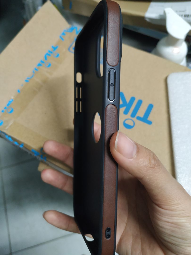 Sang, xịn, mịn, gắn vô đt cầm rất êm tay. Để mua thêm vài cái nữa mỗi ngày 1 áo mới cho dế hihi