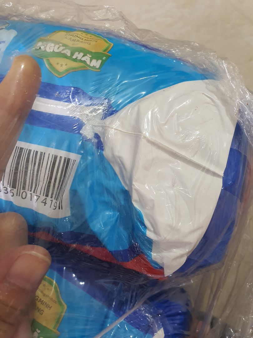 bỉm rách k p do vận chuyển mà vẫn.gói cho khách. lớp màng co bên ngoài vẫn lành nguyên. bịch bỉm bên trong thủng lỗ to đùng. chỗ khác do màng co mỏng quấn có 1 lớp nên thủng bỉm. để lâu bỉm rất dễ bị ẩm mốc