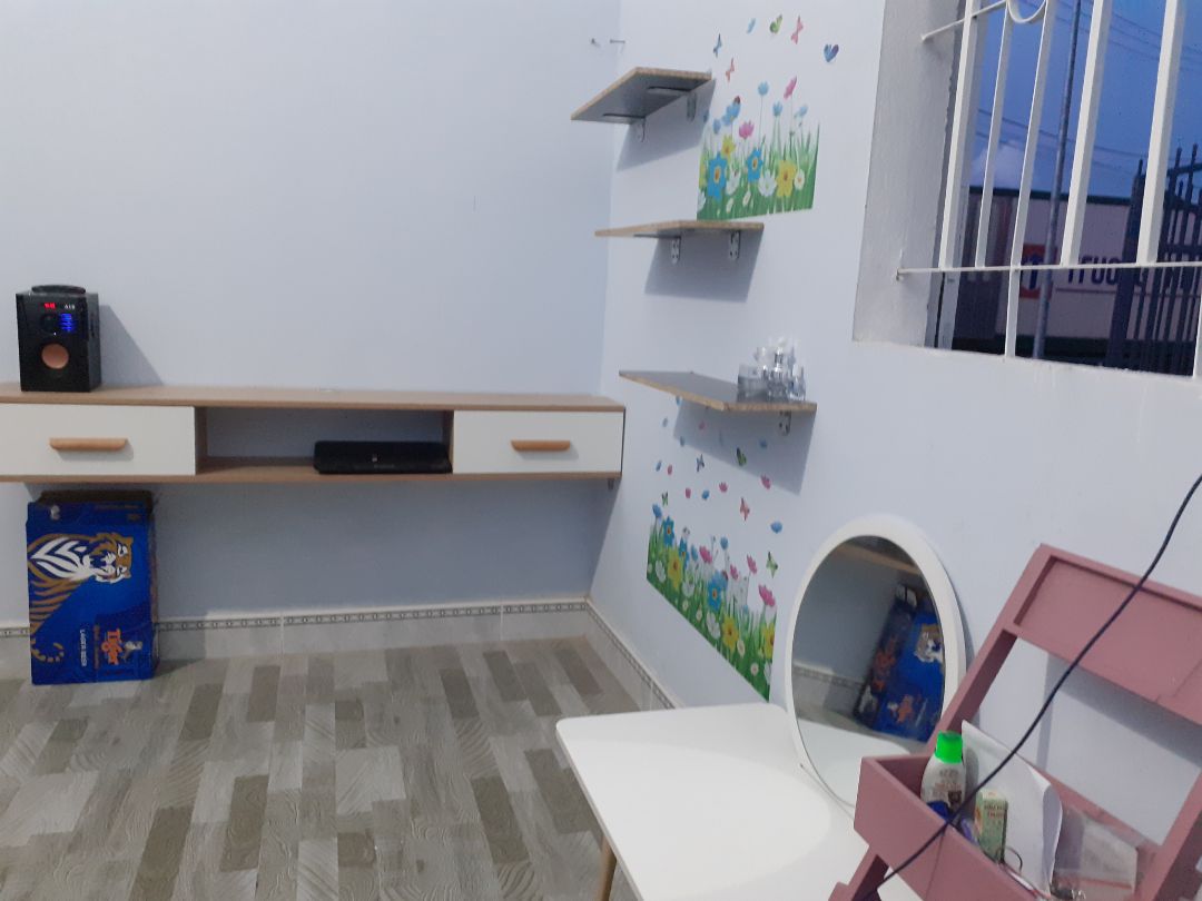 Bàn nhỏ xinh tuy mặt bàn bị xước 1 tí nhưng chấp nhận dc..nói chung thấy thích..cảm ơn shop và tiki nhé