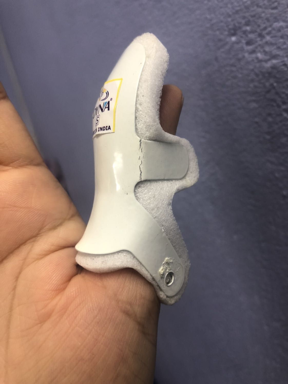 Nẹp cứng tay theo đúng yêu cầu nẹp cho ngón đúng phom nhưng do lúc tháo ra lắp vô phải chỉnh càng nẹp nên dễ gãy. Mình dùng dc 3 lần thì gãy như trong hình, chắc chừng dùng được 10 lần là hư rồi. Giá cũng mắc nếu chỉ dùng được vậy