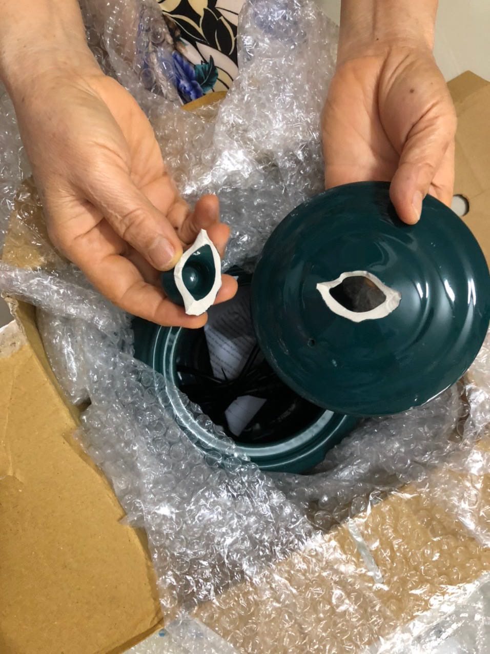 Giao hàng bị bể nắp