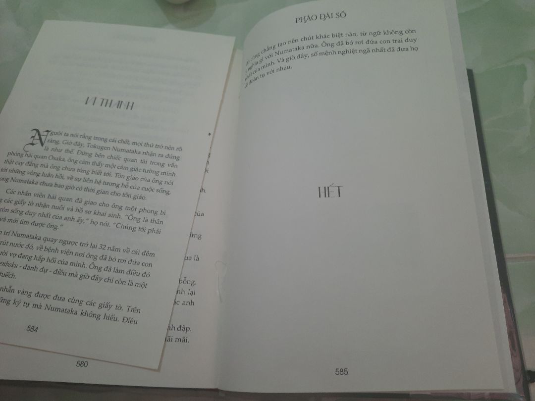 Mình mua sách trên Tiki rất nhiều rồi, lần đầu bực mình như vậy. Sách vừa nhận, chưa đọc đã thấy lòi ra 1 đôi bị rơi rồi. Mình rất quý sách, giữ sách rất cẩn trọng nên gặp thế này ko vui gì hết.