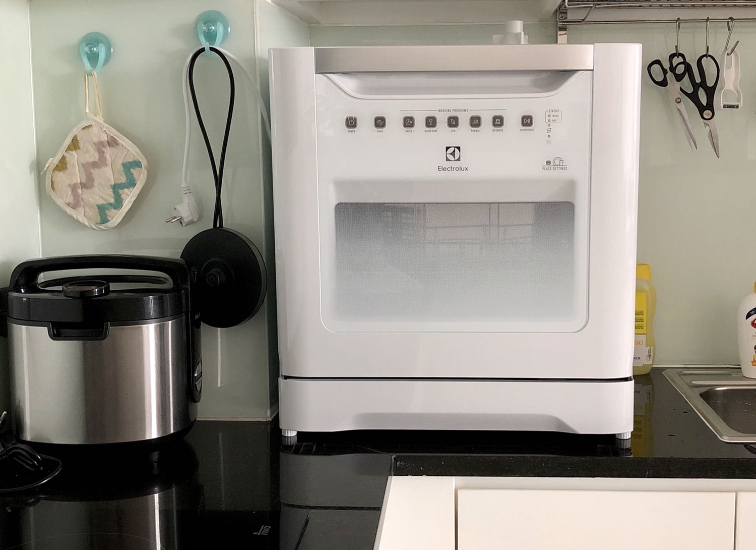 Rất đáng đầu tư. Nhận được hàng mới sản xuất tháng 2/2020. Nhìn rất đẹp. Đong gói kỹ càng và Tiki giao hàng rất nhanh, đặt thứ 6 theo lịch hẹn là giao thứ 2 nhưng thứ 7 đã giao hàng. Mình tự lắp đặt, vù dịch vụ lắp đặt gọi nhưng mình muốn khoan lỗ qua mặt bếp để luồn dây cấp và dây thoát xuống dưới thì bên lắp đặt nói không khoan, sợ vỡ mặt đá. Nên thôi tự khoan tự lắp. Để luồn chung 2 dây này xuống dưới( dây cấp ren 27mm và dây thoát nhét vừa đường ống 21mm) thì mình dùng mũi khoan đá khoét lỗ 55mm, hơi rộng chút cho thoải mái. 
Về cơ bản thì máy chạy tốt, rửa được cả nồi. Độ ồn thì chấp nhận được. Rửa nhanh thì không có chế độ sấy nên không ráo nước. Phải mở cửa để cho nước nóng bay hơi. Rửa normal thì sấy khô bong, có điều rửa lâu hơn và tốn nước hơn. 

Khay xếp thiết kế phù hợp rửa đĩa nhiều hơn là nồi và chén bát. 

Nói chung là thấy rất đáng để đầu tư.