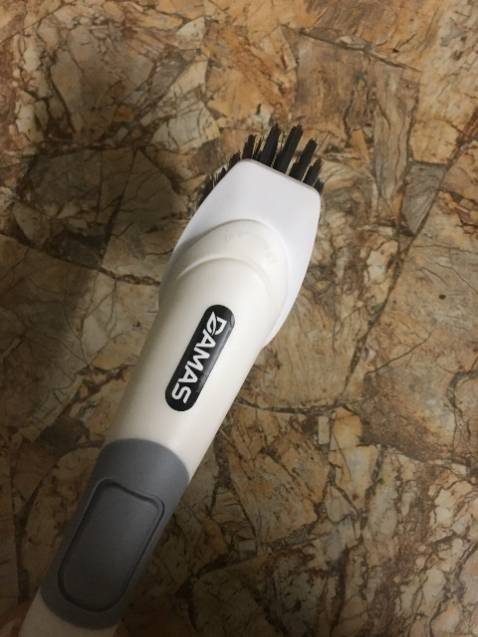 1 món đồ cực kỳ thiết thực cho phụ nữ bếp núc, ồi cái cảnh cầm cái cọ sắt 5k cào nồi mà xước hết cả chống dính mà xót ruột, giờ mình đã tìm được chân ái đây rồi. Đầu tư chỉ mấy chục mà thấy nhẹ nhàng đi bao nhiêu, lại còn đẹp cái gian bếp của mình. Lắp ráp trong 1 nốt nhạc, tay cầm chắc chắn mà nhẹ. Thiết kế hay dã man là tích hợp ống đựng nước rửa, ấn nhẹ cái là phun ra. Mỗi tội màu trắng là có thể sẽ nhanh bẩn nè ha ha. quá tuyệt, quá ưng cái bụng