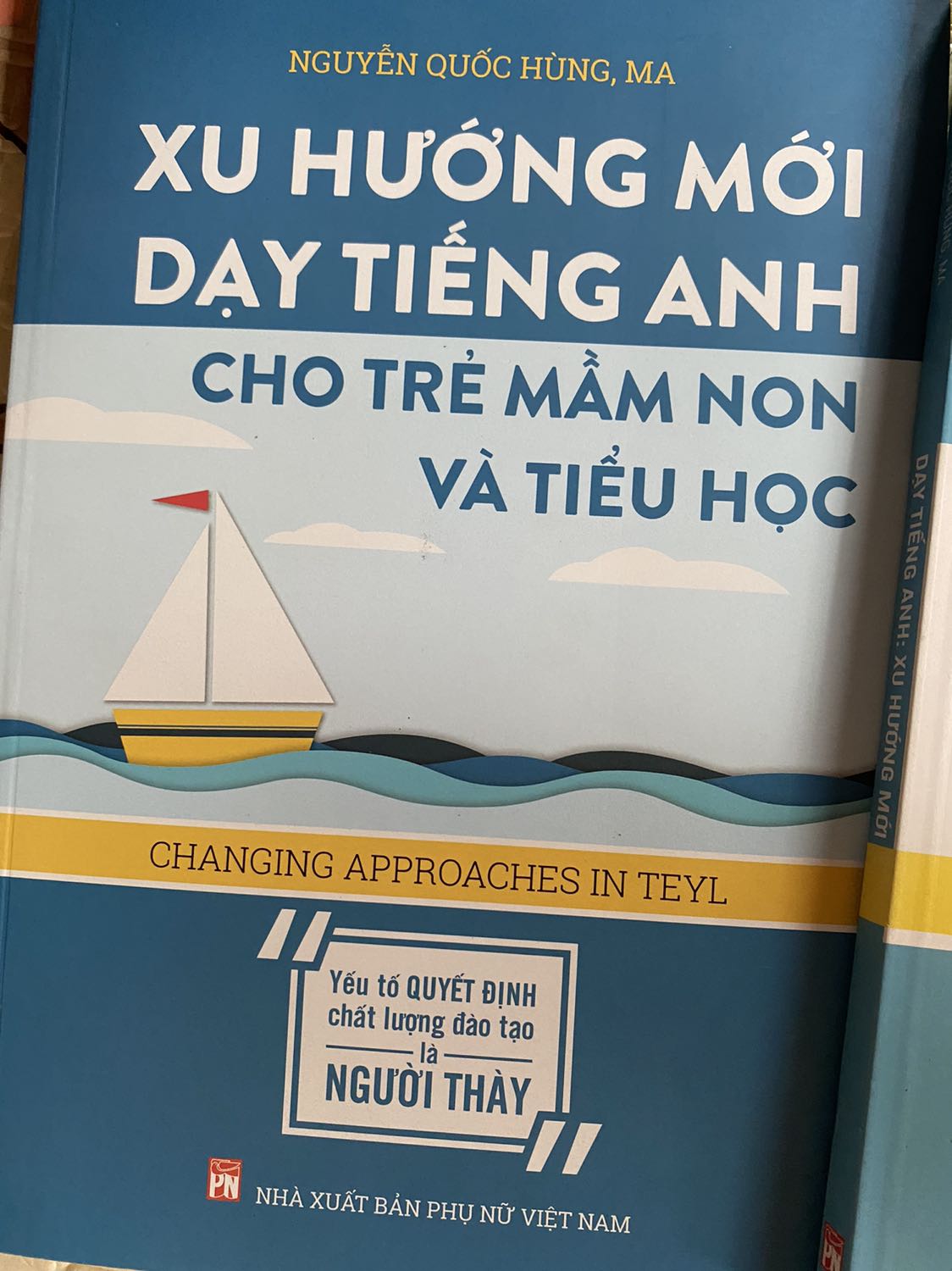 Khá ấn tượng với bìa cuốn này, giấy in vàng giống kiểu chống loá, các đề mục rõ ràng!