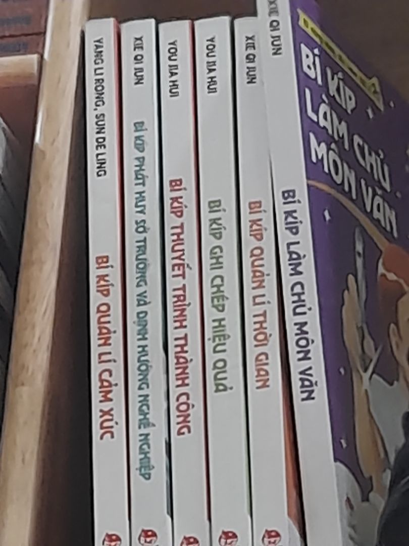 sách oke, lúc nhận về có lớp bụi mỏng ở bên ngoài và phần rìa sách cong nhưng không nhiều.
giao hàng khá lâu, nhưng tất cả các nhược điểm trên đều bị lu mờ bởi giá tiền rẻ hơn rất nhiều so với mua ngoài tiệm