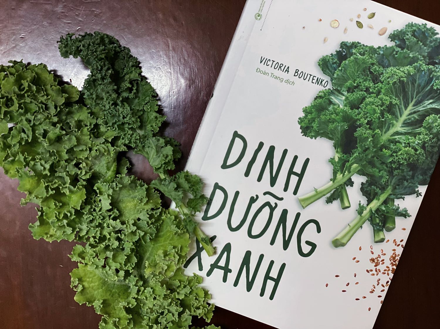Sách giúp mình hiểu thêm tầm quan trọng của rau ăn lá, cách bổ sung rau ăn lá hiệu quả bằng cách xay nghiền theo dạng sinh tố và cần ăn xoay vòng các loại rau. Một cuốn sách rất hữu ích!