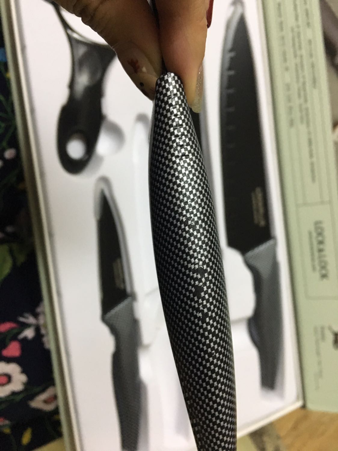 Bộ này không còn nguyên seal, seal đã bị bóc đến tróc cả lớp keo và dính bụi tùm lum. Khi mở ra thì có dao được bịt đầu, có dao thì bị tháo bịt đầu rồi. Chuôi dao lỗi hoạ tiết kẻ caro. Có bụi bẩn và rác nhỏ trong hộp khiến mình nghi là shop đã bóc hộp này ra để *** cho khách khác xem, hoặc hộp này là hàng hoàn trả của khách khác. Do sản phẩm lỗi tùm lum nên khó có thể là hàng chính hãng, mng nên cân nhắc khi mua.

P/s: đã *** dao và ko hề sắc như kỳ vọng. Rất chán.