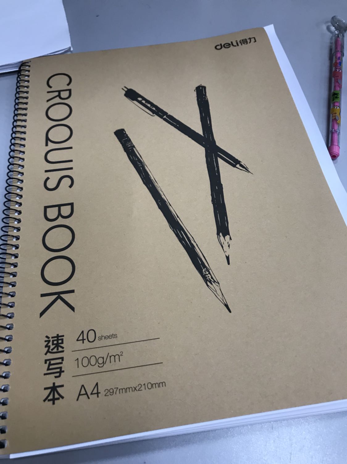 Deli bao gói bọc chống sốc rất kỹ nhưng mà vì k có hộp cứng nên cuốn sổ đã bị gãy bìa cứng mặt sau cuốn sổ. Gãy nếp và bong lớp giấy bồi luôn nên mình phải dán băng keo hết 1 mặt sau cuốn sổ. 
Giấy màu trắng ngà, k dày lắm, mặt giấy láng. 
Có 1 điểm trừ là cuốn sổ, giấy bên trong có mùi rất là kỳ, hôi, mùi khó chịu. Nên mình nghĩ nếu ngồi vẽ mà mùi này bốc lên chắc k thoải mái lắm đâu. Chắc về mình mở cuốn sổ ra để chỗ thoáng xem thử có đỡ mùi hơn k. Hix
