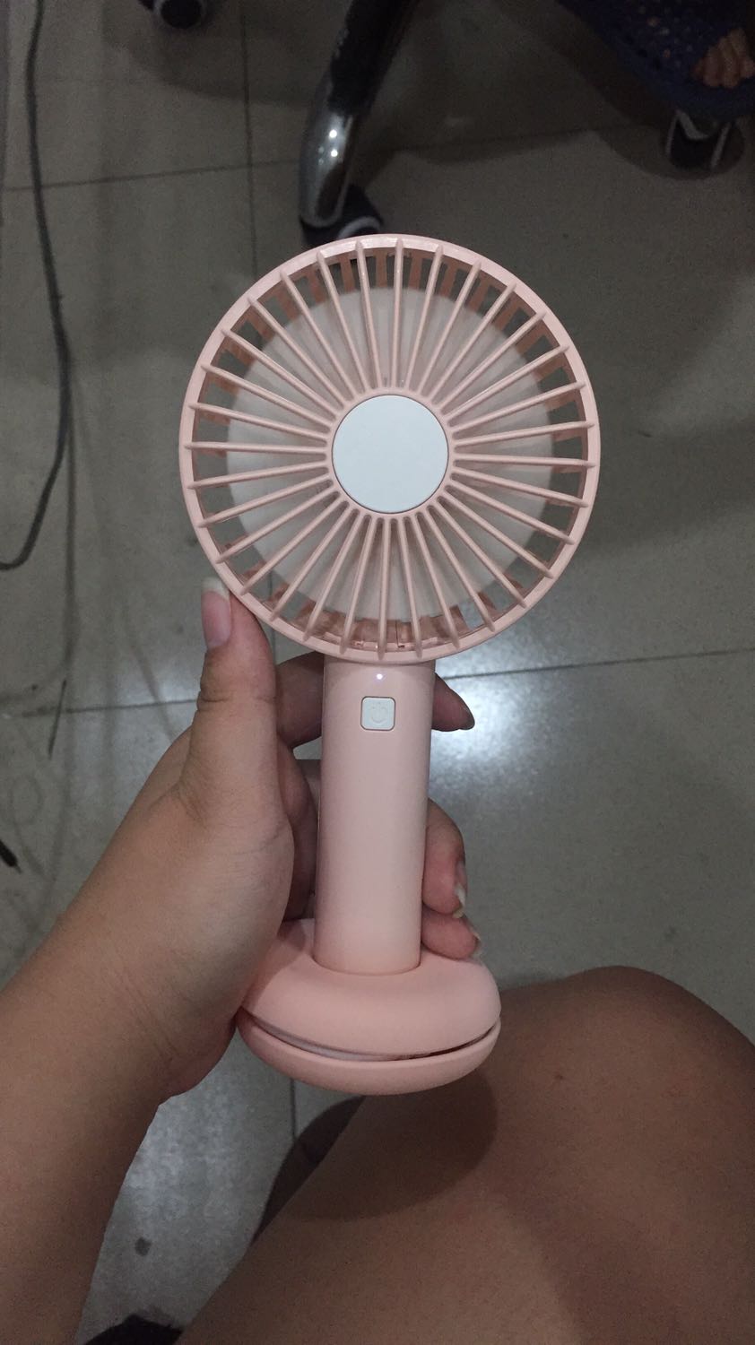 Quạt xinh quá trời, có cả đèn led nè 
Lười đọc thông tin shop nên về nhà bấm tùm lum lại thấy có đèn sáng trưng ha ha
Thích nhất cái đế quạt Donut vì tui thích bánh Donut