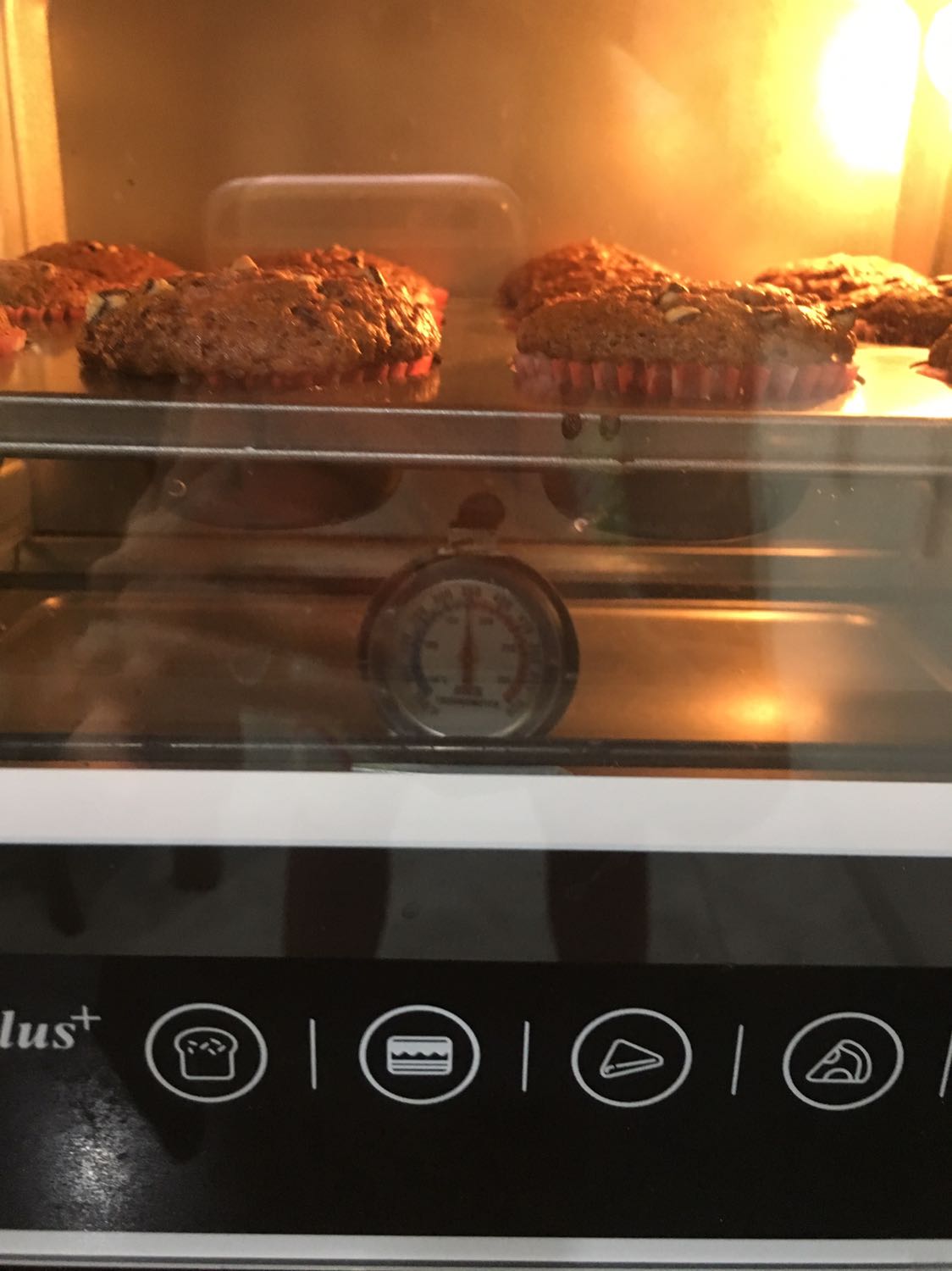 Sản phẩm đẹp, phù hợp với gia đình nhỏ 4 người.
Tuy nhiên nhiệt độ lò quá lệch so với nhiệt độ điều chỉnh.
Nướng bánh bông lan vặn 190 độ mà thực tế 140 độ.
Nướng bánh muffin cần 170 độ phải vặn max 230 độ.
Như vậy lò nướng của mình sẽ không thể lên được nhiệt độ cao hơn nữa.
Nếu mình ko dùng nhiệt kế lò mà tin tưởng nhiệt độ bên ngoài sẽ hỏng bánh, sai số nhỏ có thể khắc phục chứ sai số lớn thì không được rồi.
Mình đã yêu cầu Tiki hỗ trợ, hôm nay là 3 ngày kể từ khi shipper lấy hàng đi nhưng chưa biết đơn hàng đã đi đến đâu và khi nào mình có thể nhận lại, sau khi nhận đc lò mình sẽ check lại lần nữa.
Các bạn mua hàng hãy check nhiệt độ lò ngay khi nhận nhé!