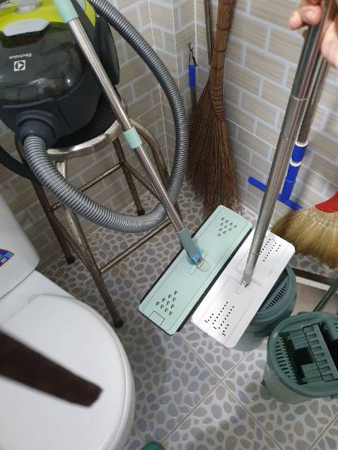 Sp xịn xò. Cầm chắc tay. Bông lau đi kèm rất xịn k như cây mình đang sài. Đẩy êm và nhẹ trên mặt sàn.

Tuy nhiên, size sẽ nhỏ hơn cây cũ của mình mặc dù đêu 33cm. Cán cũng nhỏ hơn. Hên là còn thùng nhỏ chứ thùng to lọt thỏm k vừa. Và cũng k có tặng bông lau dự phòng đi kèm. Làm mình k đặt mua thêm. Hic