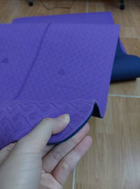thảm đẹp, hoa văn và độ dày như miêu tả, độ bám sàn rất tốt, tập Yoga rất yên tâm. Nhưng có vẻ độ bền không được tốt. Mình đặt mua 2 thàm  ( 1 hồng, 1 tím), tập lần thứ 2 thì thấy có 1 vết rách xuất hiện trên thảm hồng , trong khi ban đầu kiểm hàng  và tập  lần 1 ko hề có.