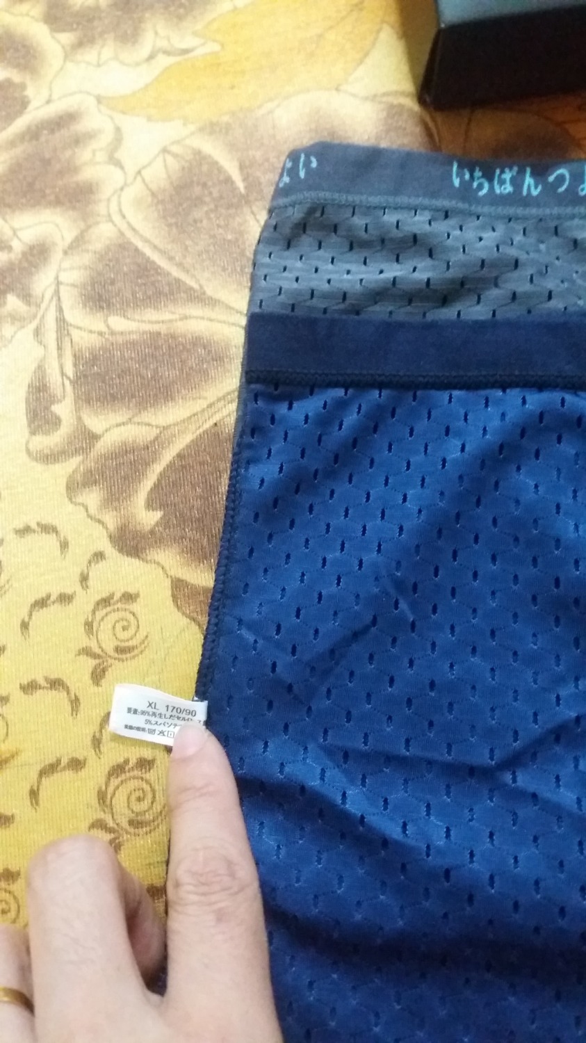 Tôi vừa nhận được hộp quần sịp đùi nam thông hơi. Về chất lượng thì OK.
Tôi đặt mua hộp 4 quần size XL, khi nhận hàng thì có 2 quần size XL còn 2 quần size L!?
2 quần size L ko vừa, giờ mất tiền mà bỏ đi sao?!