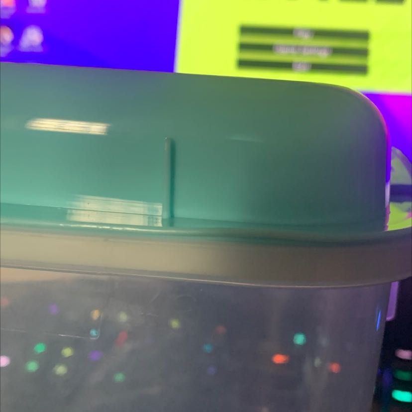 Hộp không hề kín, nắp cực méo + gioăng cao cu không tốt