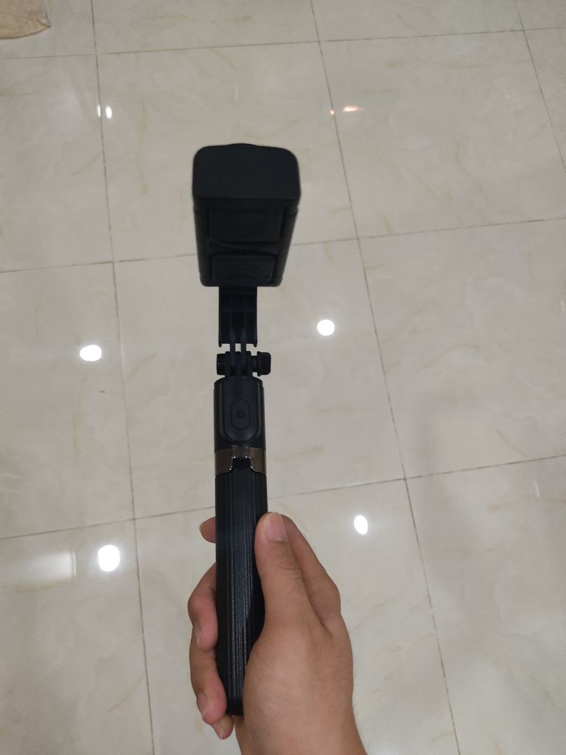 rất cứng cáp, cầm chắc tay
bluetooth sử dụng rất nhạy, độ trễ chỉ tầm 1s.