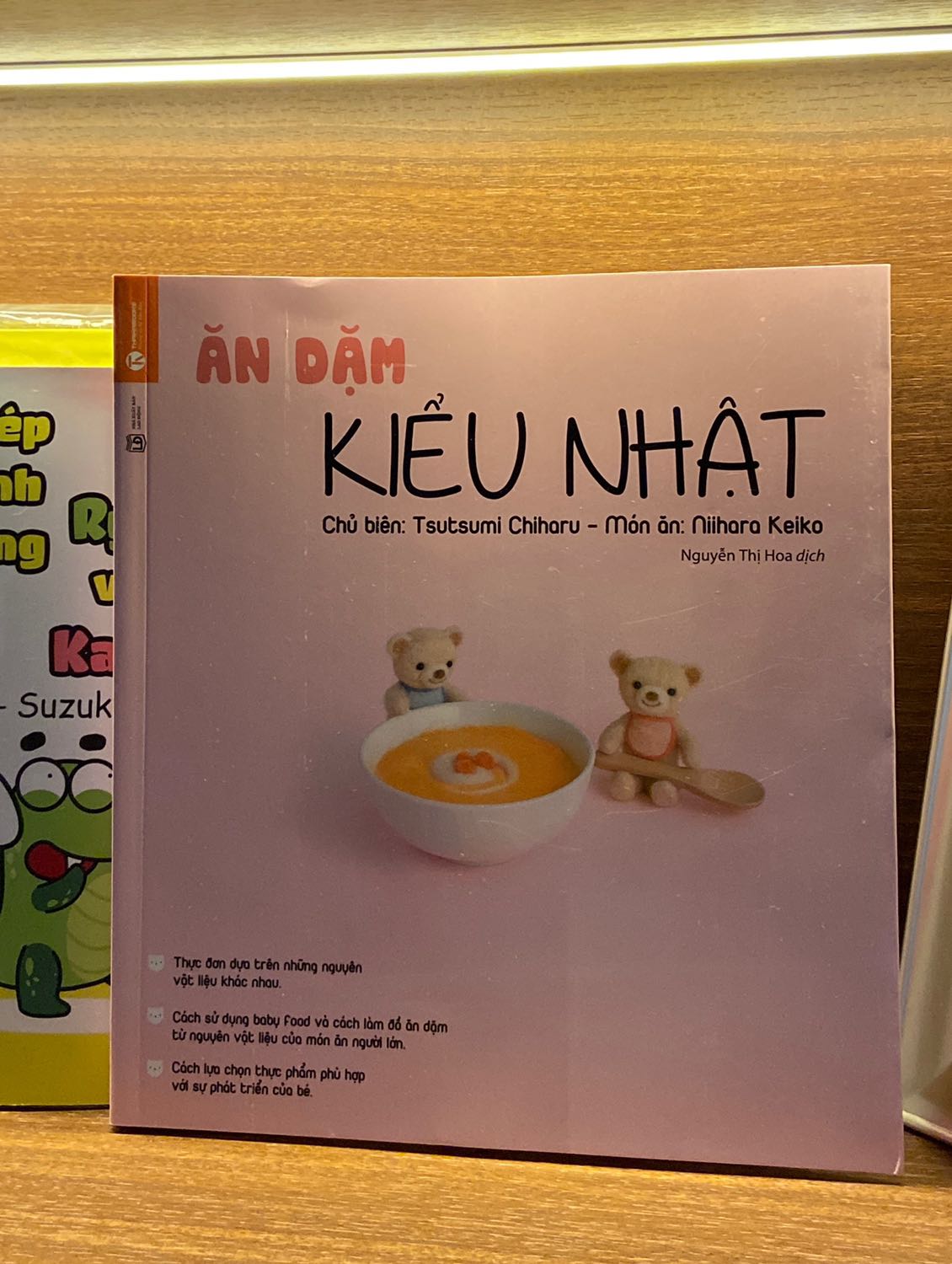 1 nguồn tham khảo tốt cho các mẹ. Sách đẹp & bổ ích. Các mẹ nên mua để chuẩn bị bữa ăn cho con đúng chuẩn. 1 nguồn tham khảo tốt cho các mẹ. Sách đẹp & bổ ích. Các mẹ nên mua để chuẩn bị bữa ăn cho con đúng chuẩn.